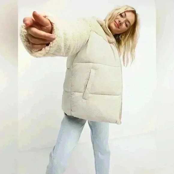 ASOS DESIGN fleece patched puffer jacket in cream size US 6 - Picture 4 of 11